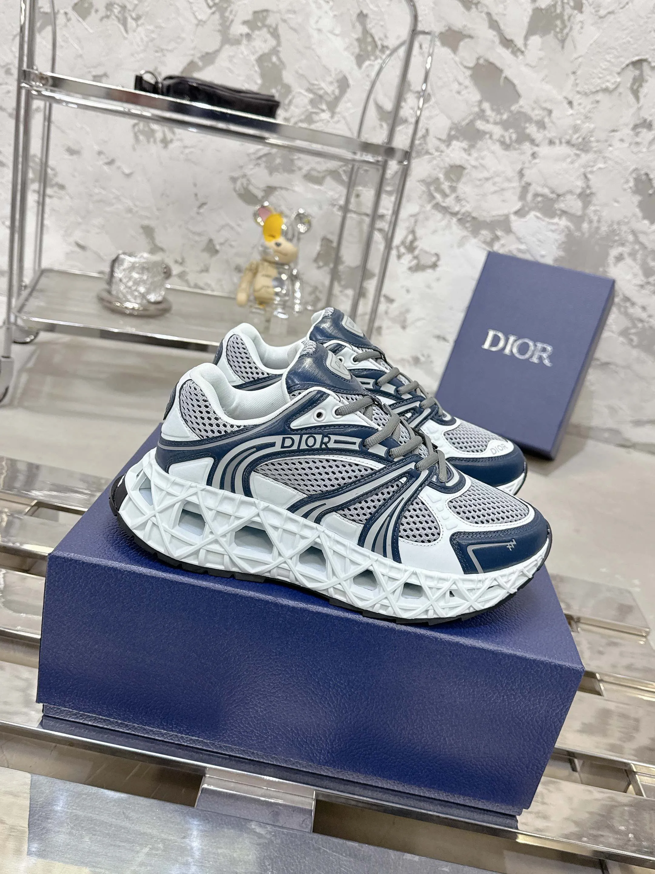 Factory price 780💰 Top version! ! ! Dior (B35) DIOR spring and summer men's wear show, the show was held at the Valle de Grasse School in Paris. Kim Jones drew inspiration from the works of South African artist Hylton Nel. The details of the shoes, clog soles and tribal elements, cleverly blended luxury craftsmanship and practicality, with fresh childishness and bright temperament, creating a new season hot spot. Dior KAWA Dior co-branded casual sports shoes reinterpret running shoes with Dior's high-end style. B35 is made of fine-textured leather and mesh fabric materials. It can be worn in all seasons, is comfortable and breathable, and has multiple lines on the shoe body to outline details. It has a full retro three-dimensional feel and can create a casual look all year round! Fabric: Cowhide/customized cloth material Lining: Imported breathable mesh Outsole: Original molded outsole Size: 39-46 (customized at 45.46)
